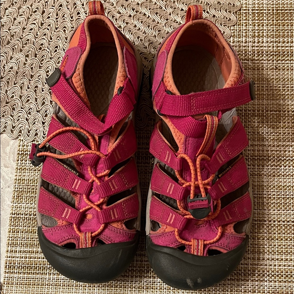 Keen Kids' Fuchsia and Black Adventure Sandals Size 5 Girl’s in EUC